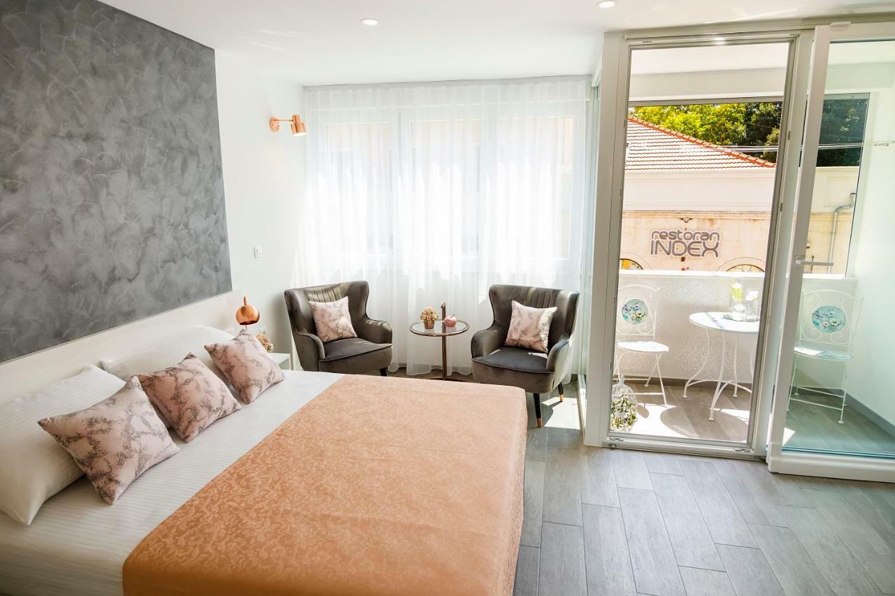 Rose Gold Rooms & Studio With Balcony Split Exterior photo