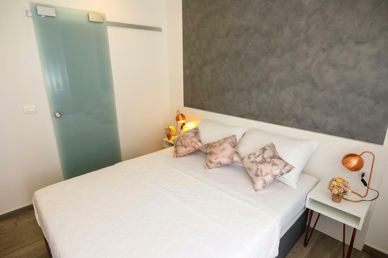 Rose Gold Rooms & Studio With Balcony Split Exterior photo