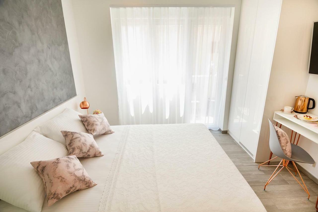 Rose Gold Rooms & Studio With Balcony Split Exterior photo