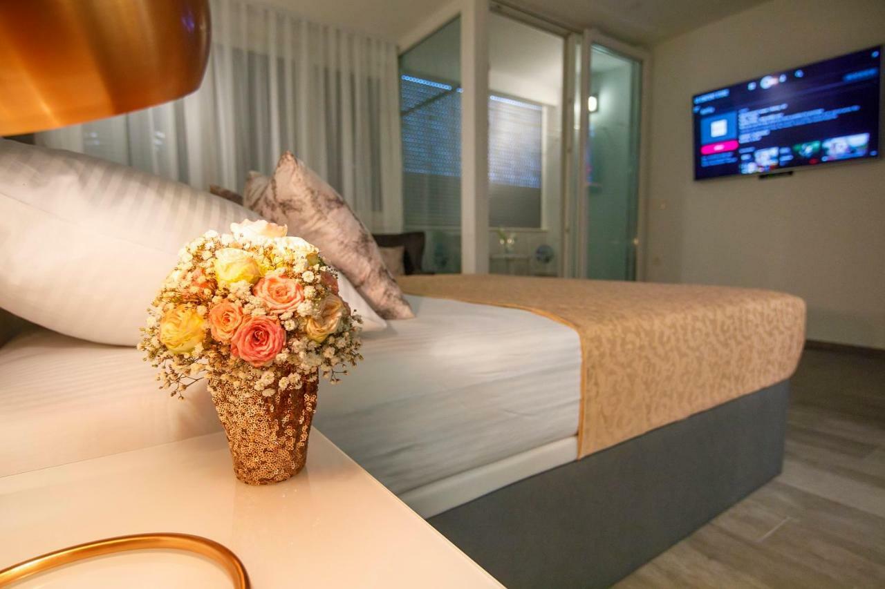 Rose Gold Rooms & Studio With Balcony Split Exterior photo
