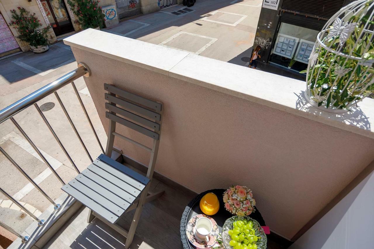 Rose Gold Rooms & Studio With Balcony Split Exterior photo