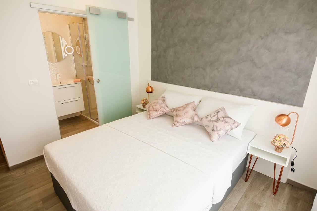 Rose Gold Rooms & Studio With Balcony Split Exterior photo