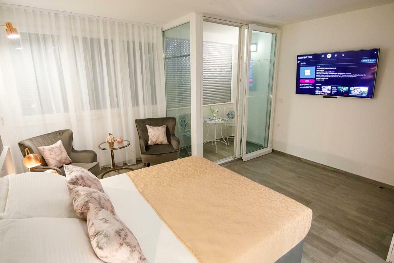 Rose Gold Rooms & Studio With Balcony Split Exterior photo