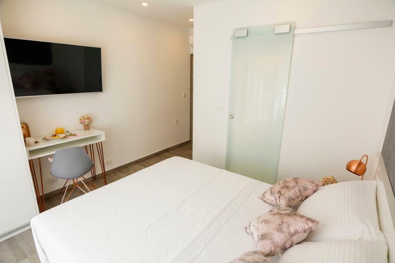 Rose Gold Rooms & Studio With Balcony Split Exterior photo