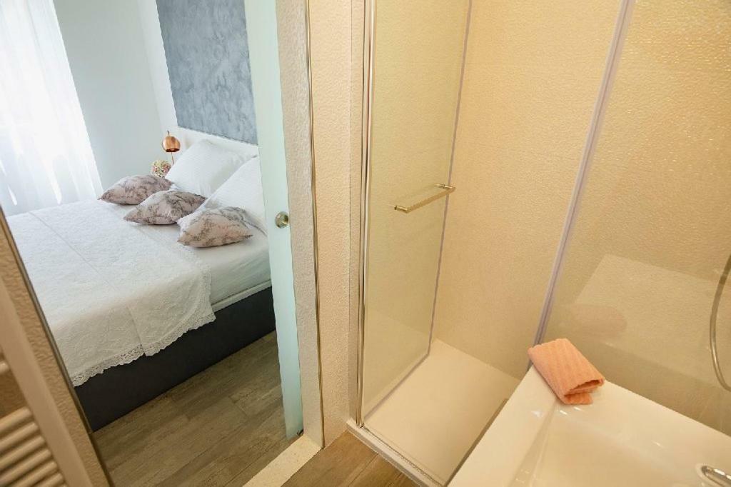 Rose Gold Rooms & Studio With Balcony Split Exterior photo